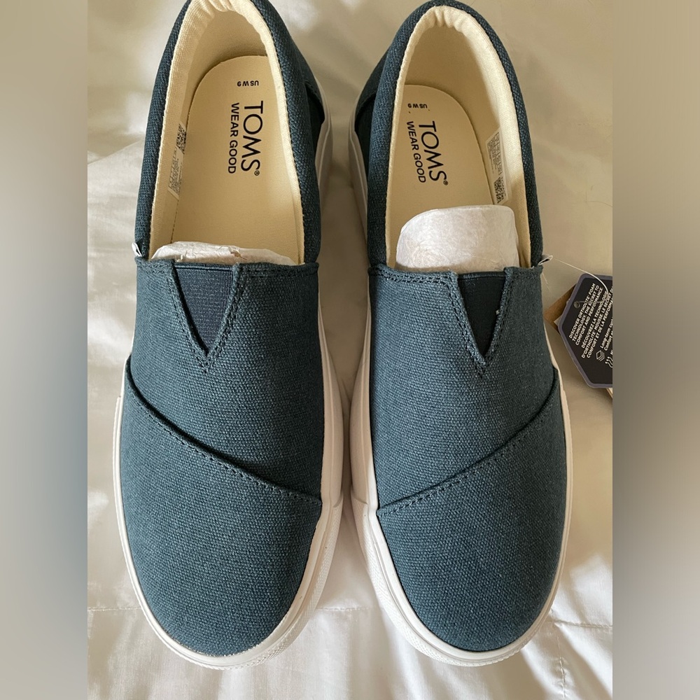 Tom’s NWT Canvas Alpergata Size 9